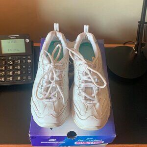 1 PAIR  GENTLY WORN SKECHERS D'LITES MEMORY FOAM WALKING SHOE, SIZE 8 WIDE